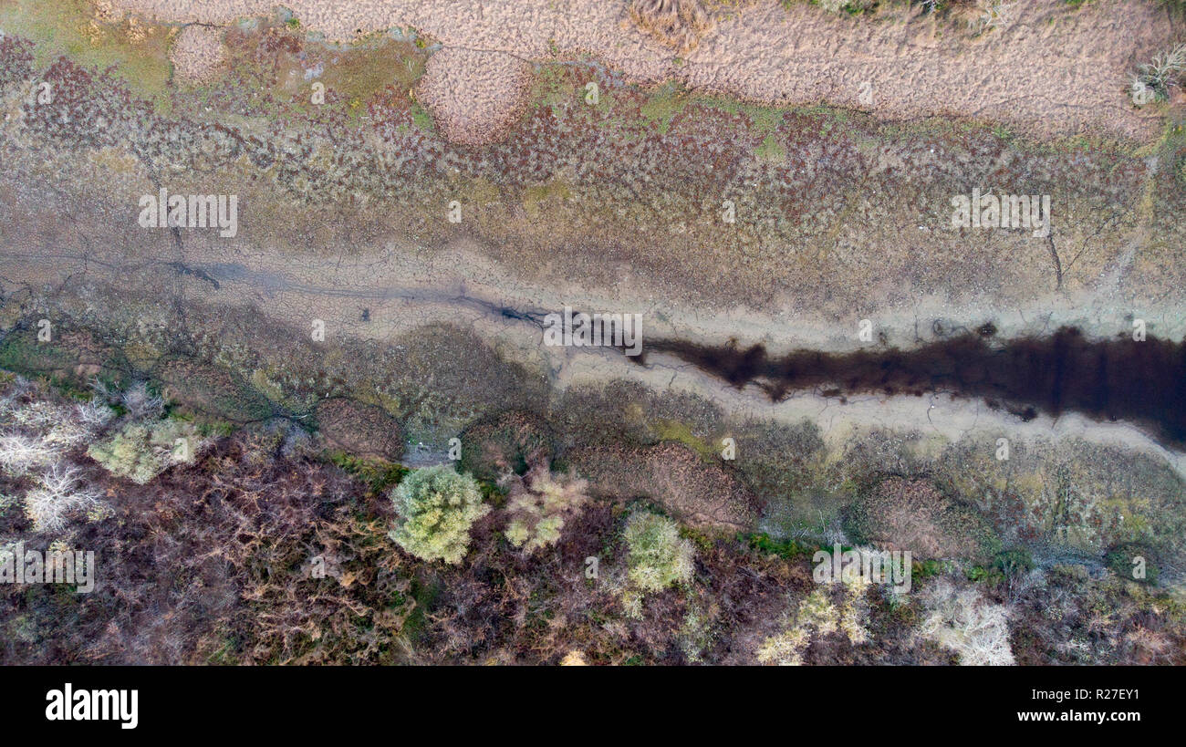 Vista dall'alto del lago arida ,bassi livelli di acqua a causa della mancanza di pioggia ed asciutto terra arida un risultato di continuare a caldo Foto Stock