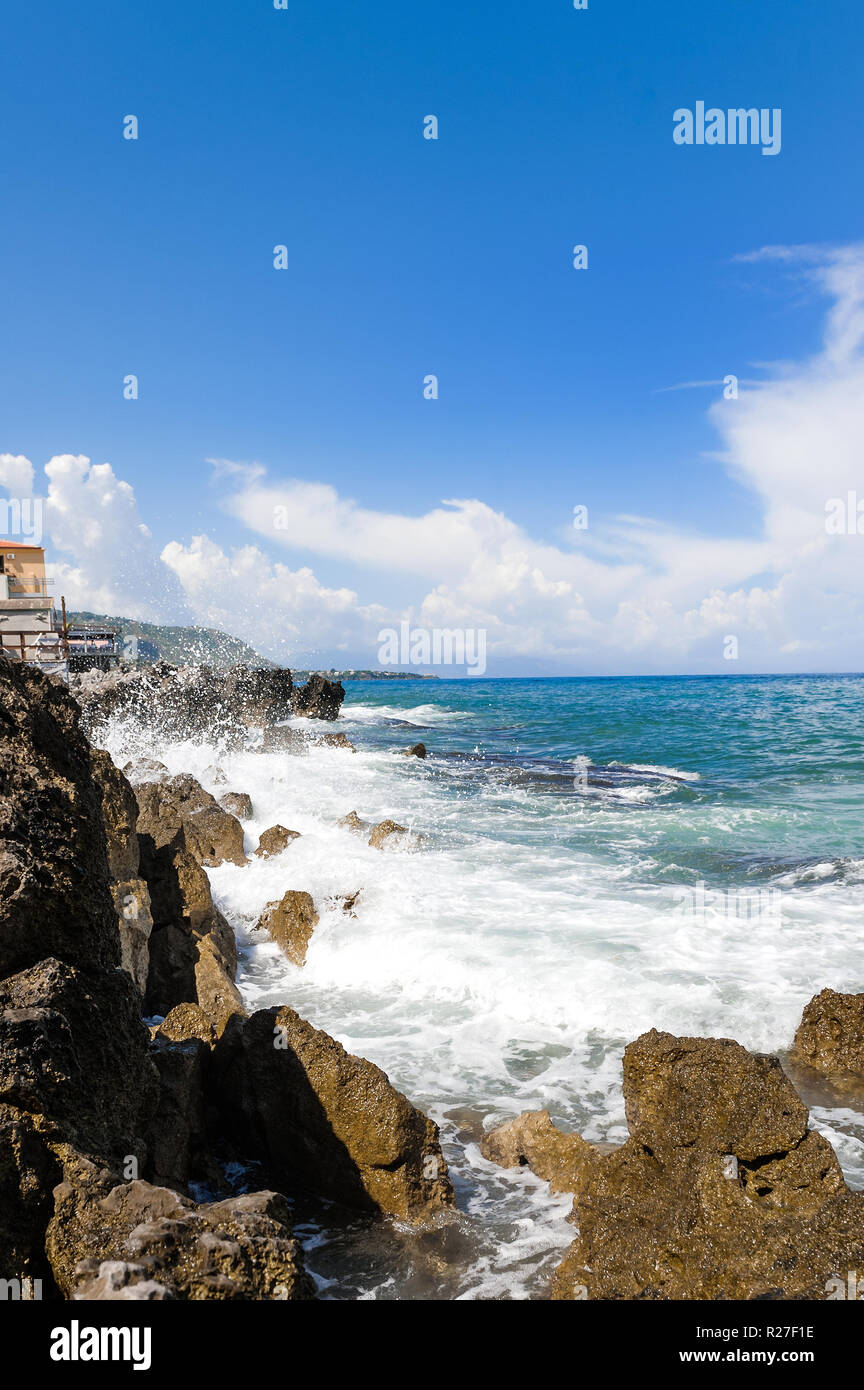 Bella vista sul mare di Cefalù, Sicilia, Italia Foto Stock