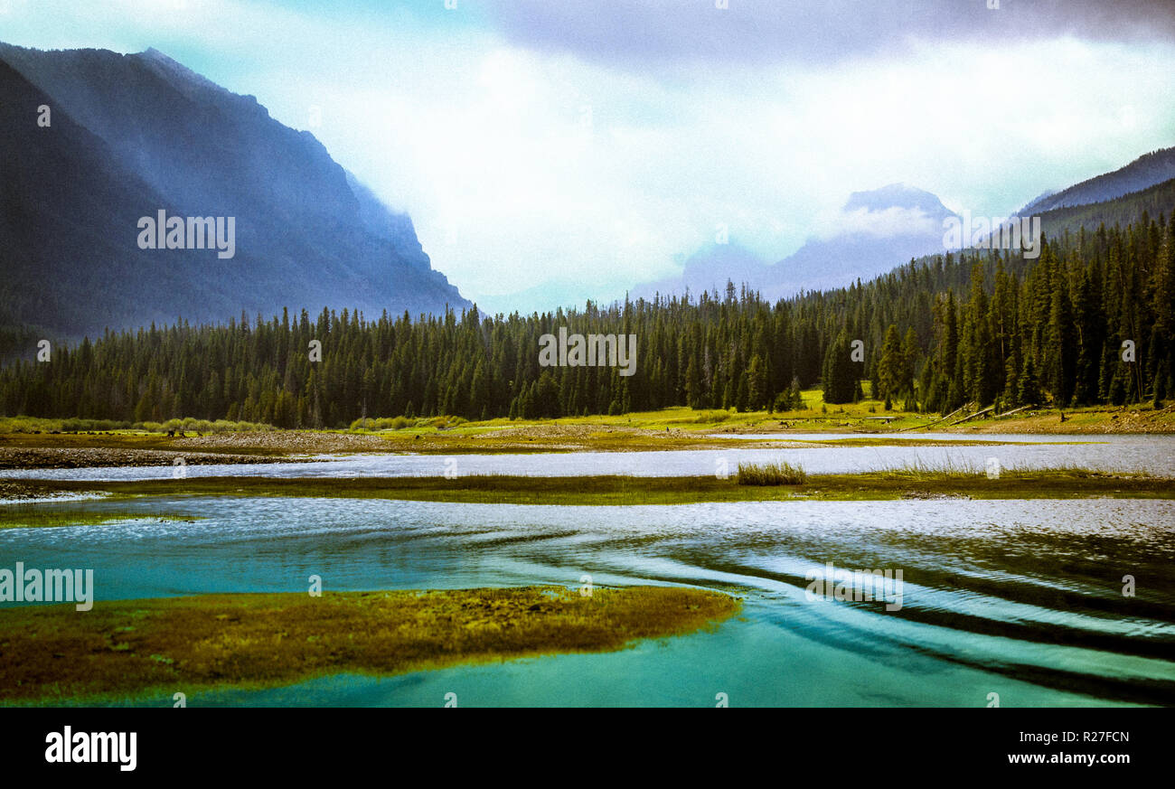 Valle di montagna interna. Vista colorate del serbatoio Hyalite, Montana, USA. Vintage stilizzata sullo sfondo del paesaggio con una copia dello spazio. Foto Stock