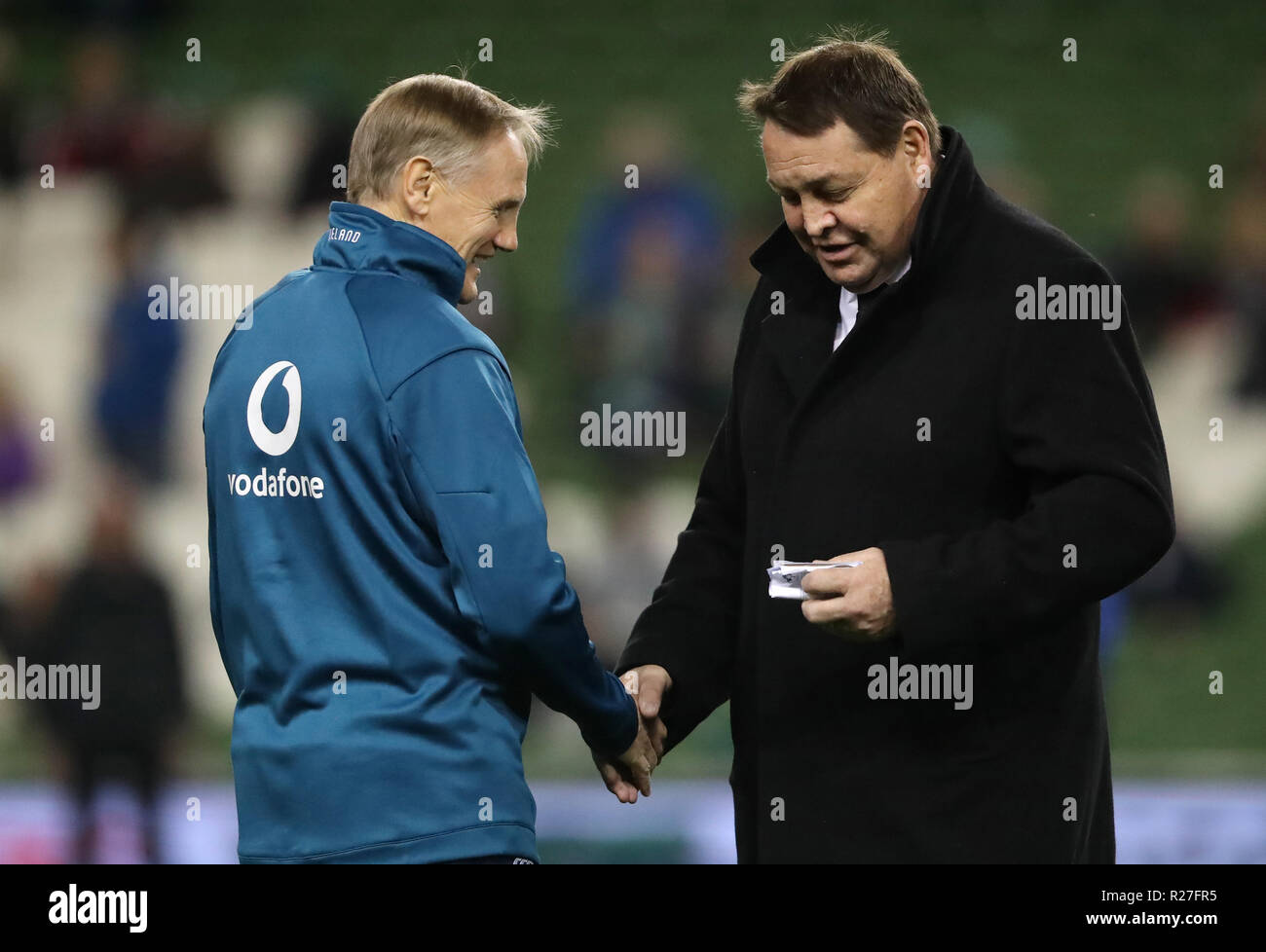 L'Irlanda's Head Coach Joe Schmidt e Nuova Zelanda capo allenatore Steve Hansen durante l'autunno partita internazionale all'Aviva Stadium di Dublino. Foto Stock