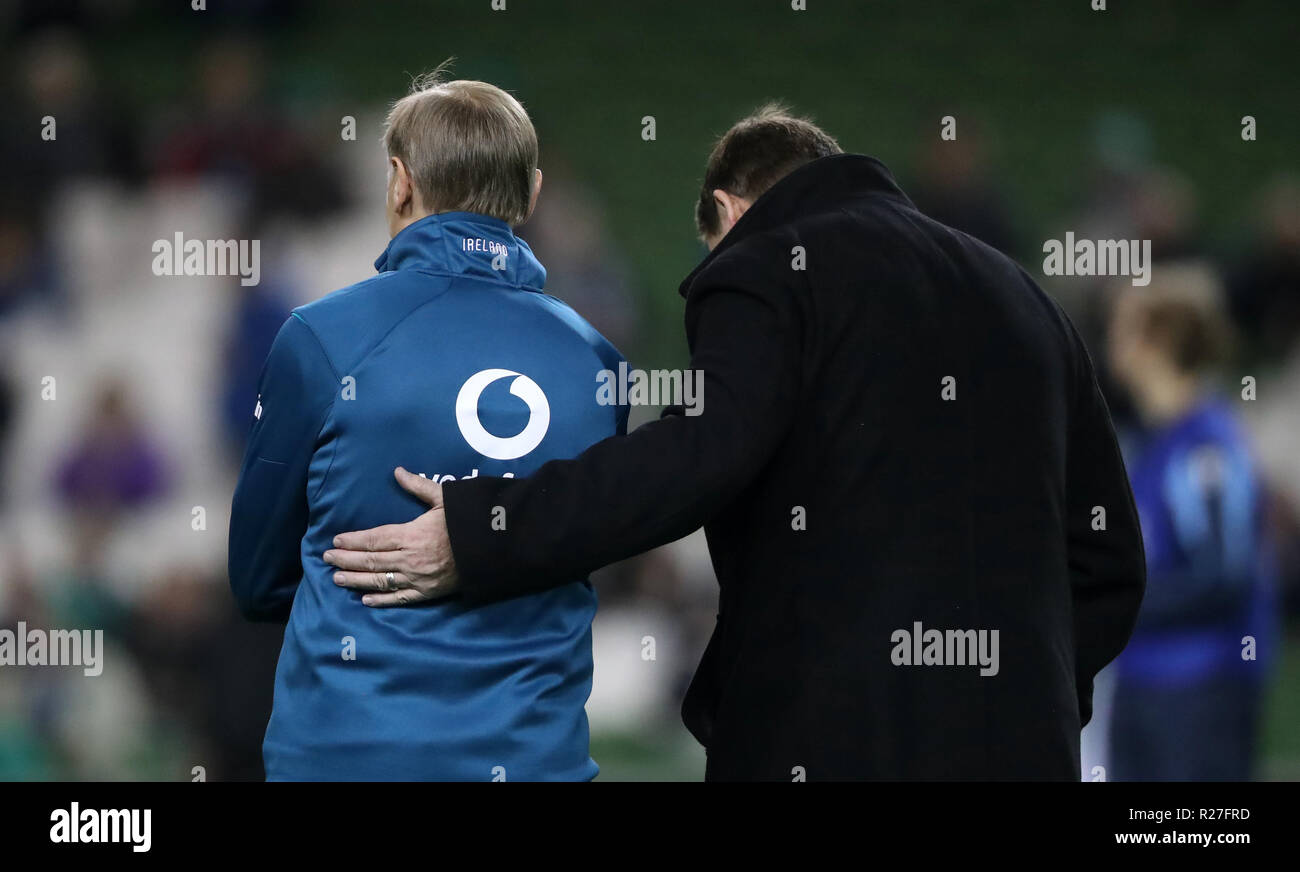 L'Irlanda's Head Coach Joe Schmidt e Nuova Zelanda capo allenatore Steve Hansen durante l'autunno partita internazionale all'Aviva Stadium, Dublino Foto Stock