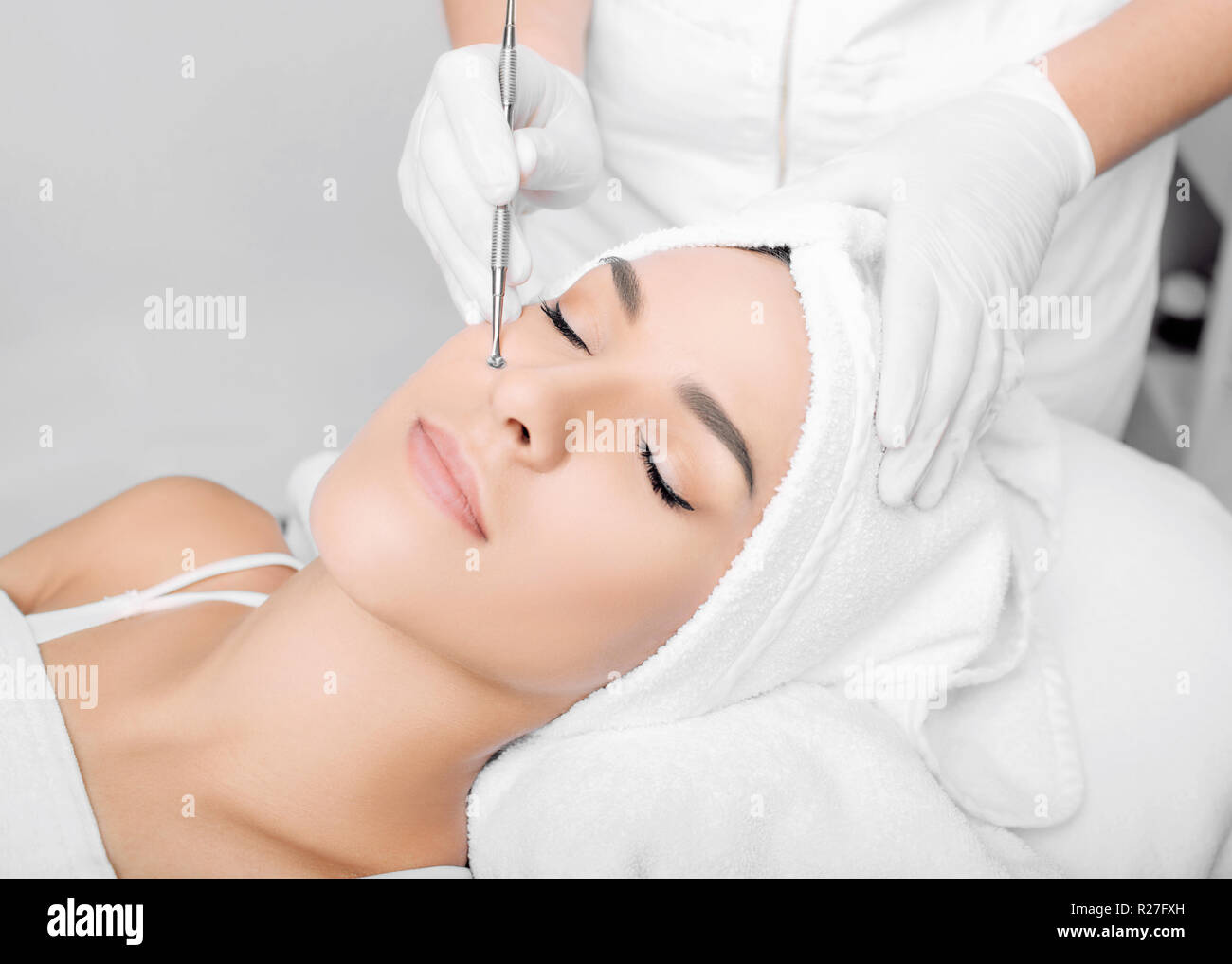 Bella donna aventi caratteristiche meccaniche pulizia viso, rimuovere blackhead Foto Stock