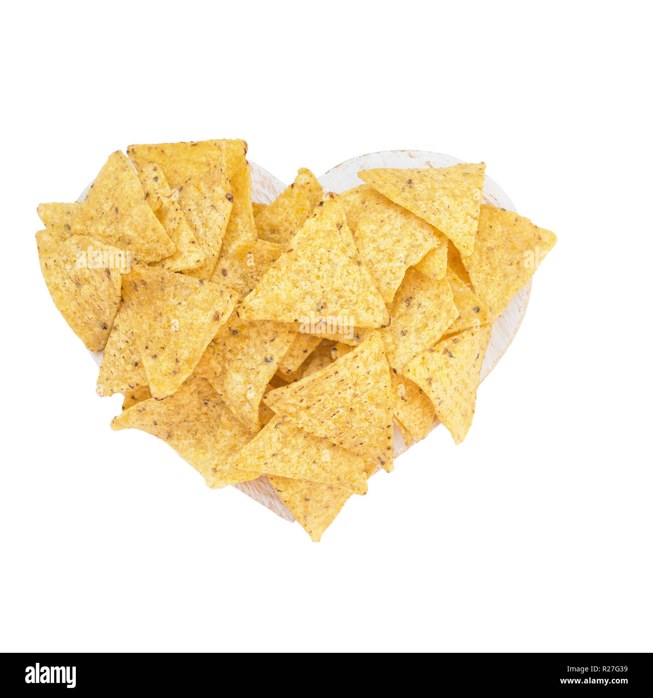 Tortilla di mais o nachos, fritte su un fuoco aperto, giacciono in una ciotola di legno. Spazio di copia Foto Stock