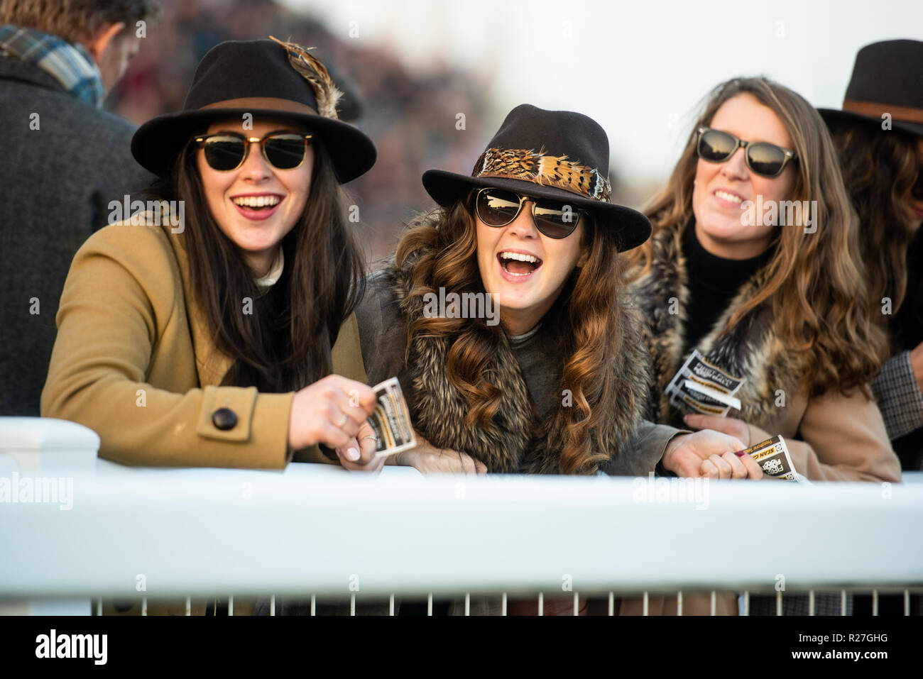 Racegoers immergetevi nell'autunno Meteo su due giorno della riunione di novembre a Cheltenham Racecourse. Foto Stock