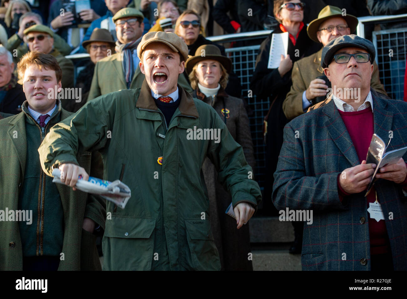 Racegoers immergetevi nell'autunno Meteo su due giorno della riunione di novembre a Cheltenham Racecourse. Foto Stock