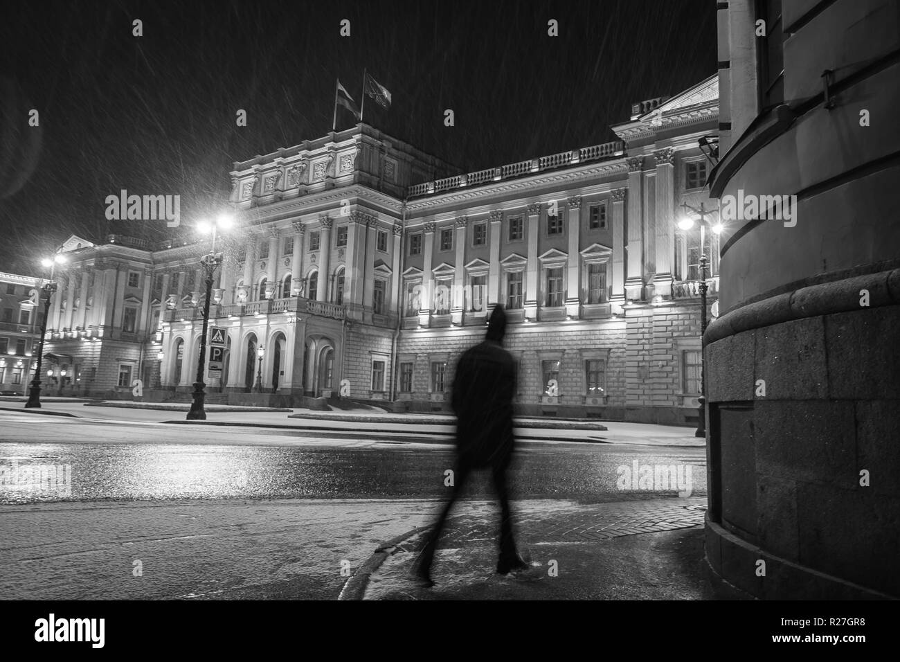 Ottobre 28, 2018 - San Pietroburgo, Russia. Un'assemblea legislativa edificio (palazzo Mariinsky), in bianco e nero vista notturna in inverno Foto Stock