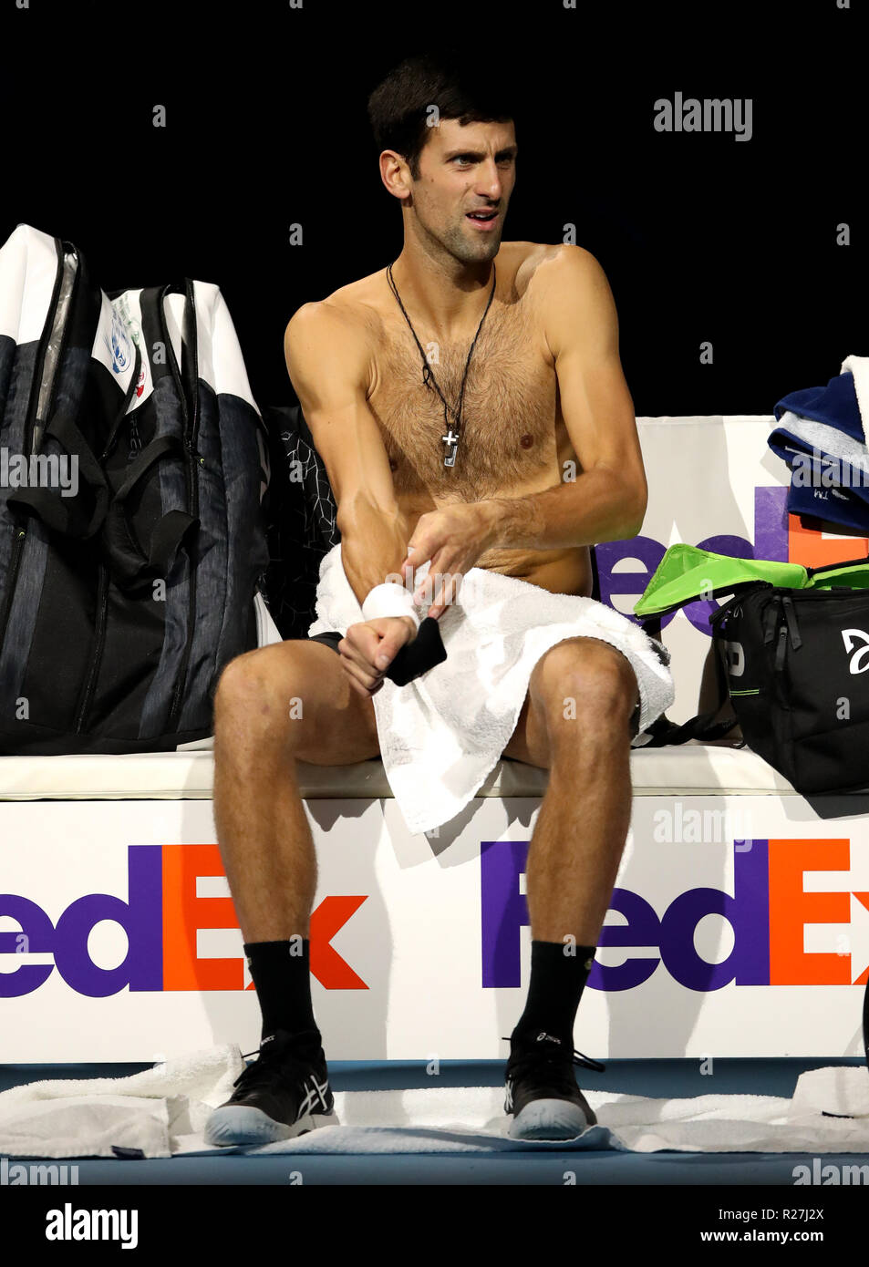 La Serbia il Novak Djokovic cambia la sua maglietta durante il suo  semi-match finale durante il giorno sette della Nitto ATP finali all'O2  Arena, Londra Foto stock - Alamy