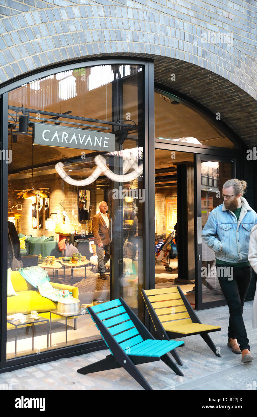 Caravane, il prestigioso negozio parigino, vendita artigianale di tessuto interno e mobili in corrispondenza del carbone scende Yard, a Kings Cross, London, Regno Unito Foto Stock