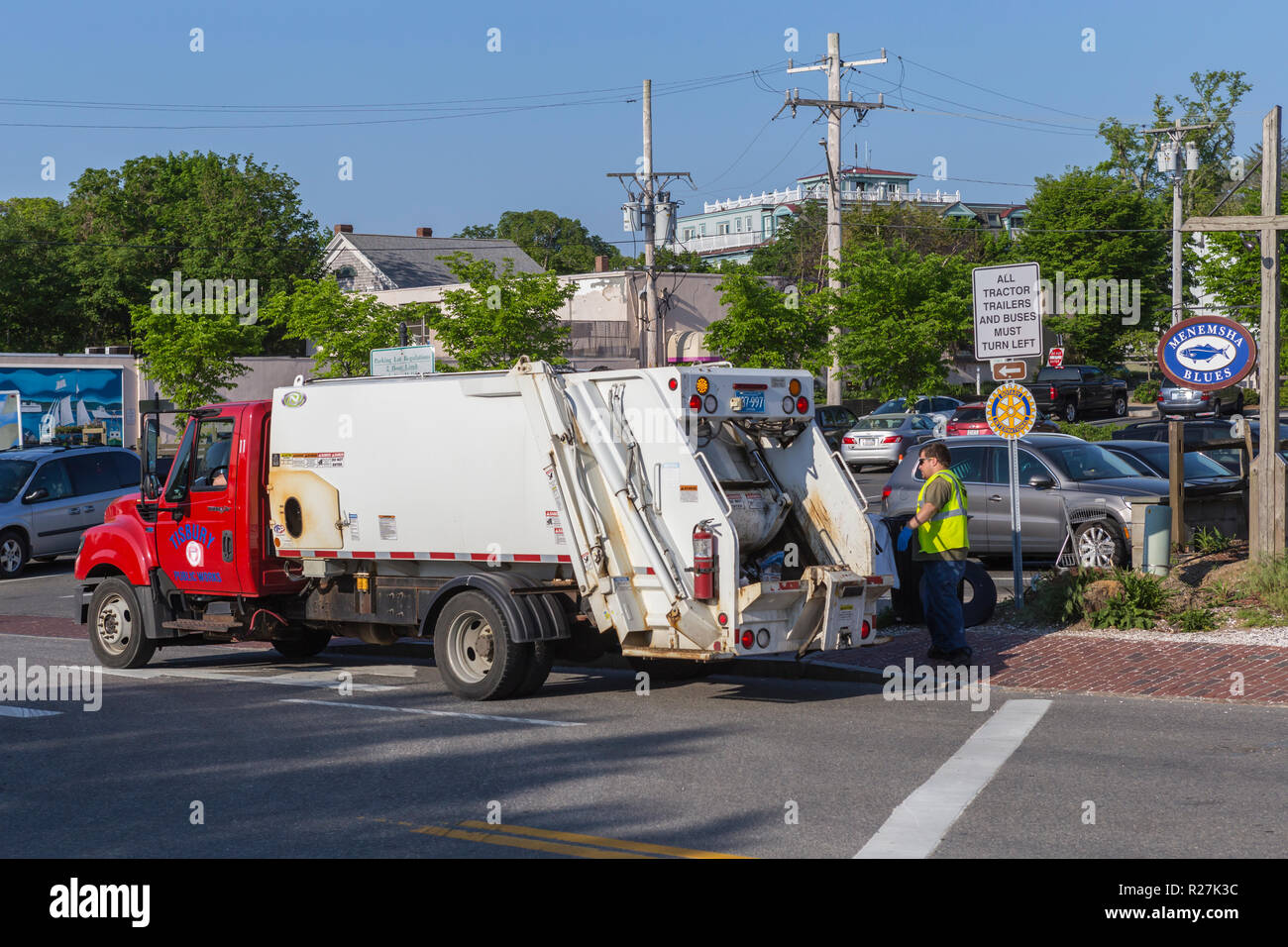 Un Tisbury Dipartimento delle Opere Pubbliche igiene equipaggio raccoglie spazzatura sul Water Street in Vineyard Haven (Tisbury), Massachusetts di Martha's Vineyard. Foto Stock