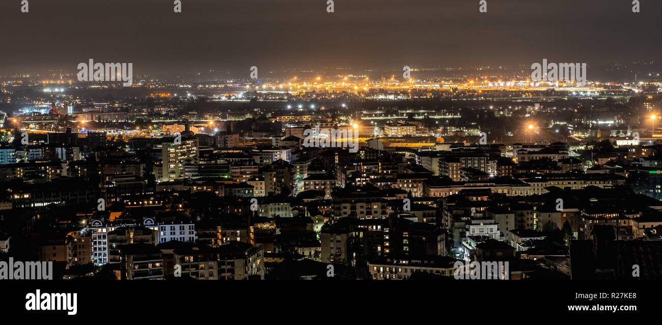 La città di Bergamo di notte illuminata la luce artificiale Foto Stock