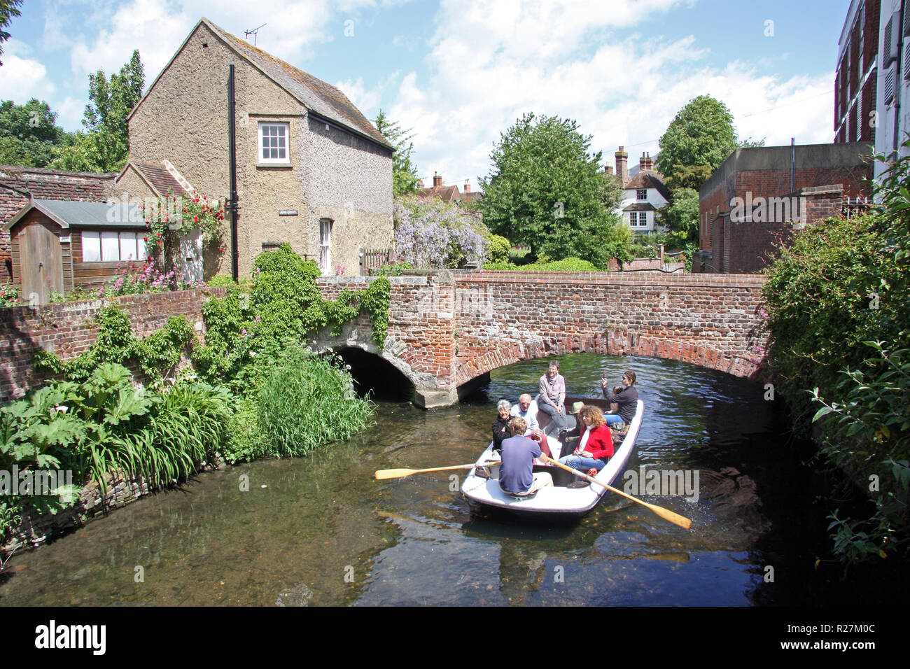 Gita in barca di prendere i turisti e i turisti in un tour guidato lungo le lagune del fiume Stour nella storica città di Kent di Canterbury Inghilterra REGNO UNITO Foto Stock