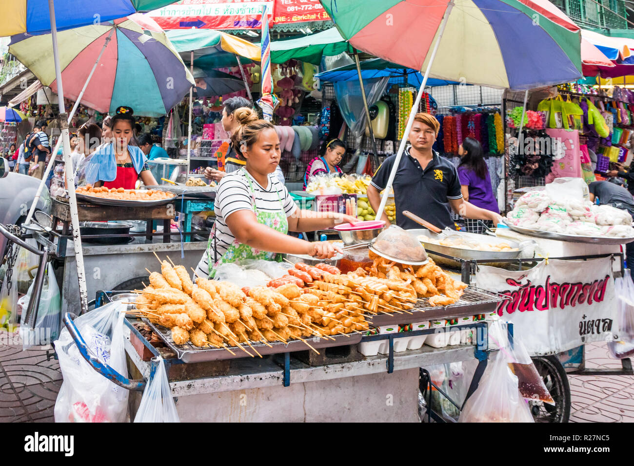 Bangkok, Tailandia - 6 Ottobre 2018: i venditori di strada che vendono vari prodotti alimentari. Ci sono ancora molti mobili di venditori ambulanti in città. Foto Stock