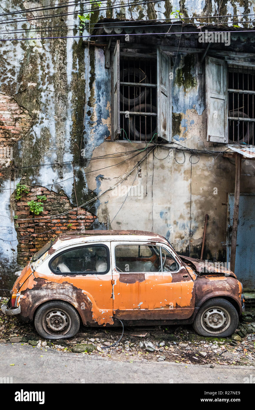 Vecchia auto abbandonate nel Talad Noi area di Chinatown, Bangkok, Thailandia Foto Stock