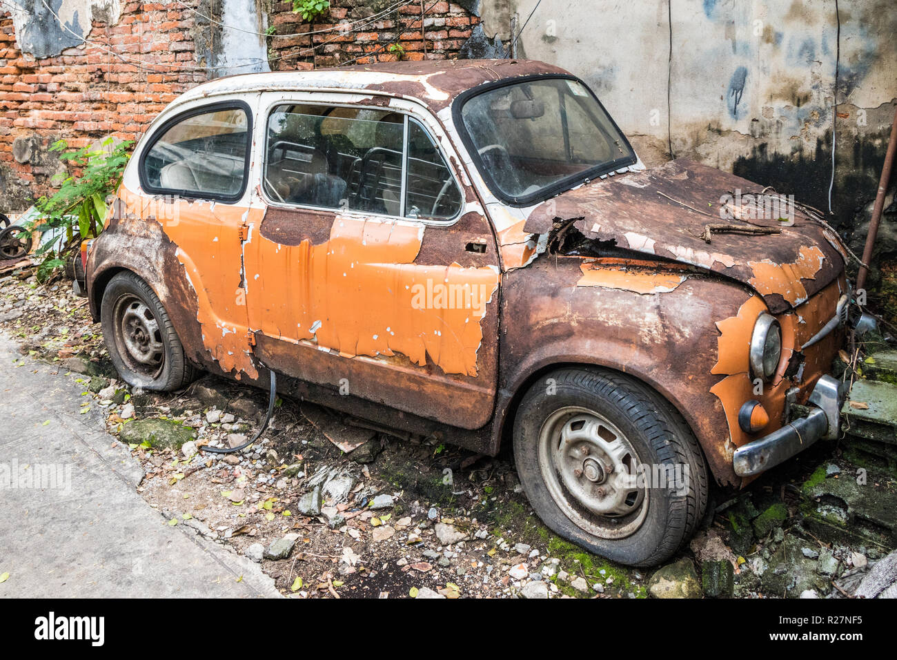 Vecchia auto abbandonate nel Talad Noi area di Chinatown, Bangkok, Thailandia Foto Stock