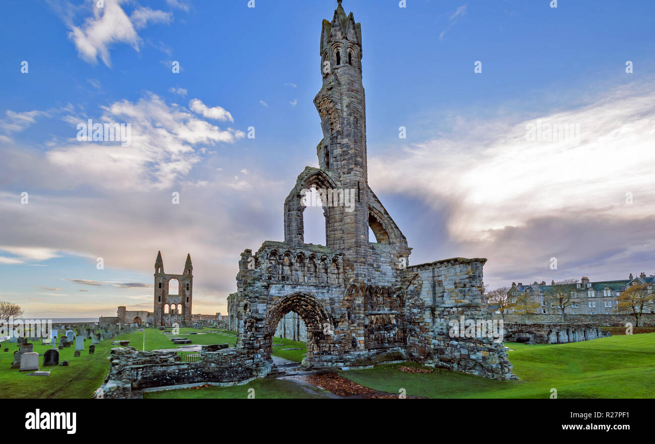 ST Andrews Fife Scozia la cattedrale rovine i resti di una torre di singole e twin tower Foto Stock