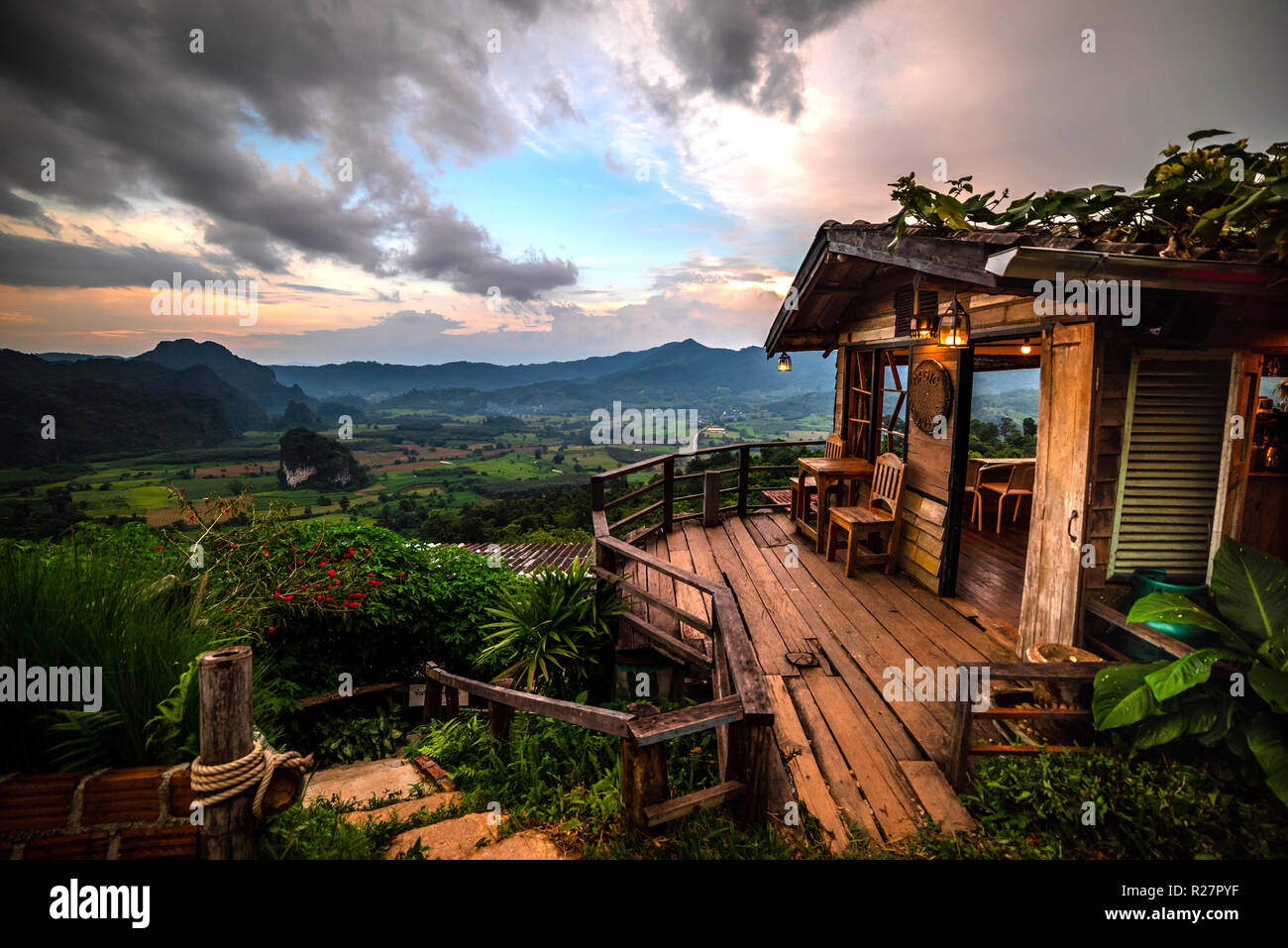 Cafe sul ciglio della scogliera. Uno splendido scenario. L'unità PHU Lanka Thailandia Foto Stock