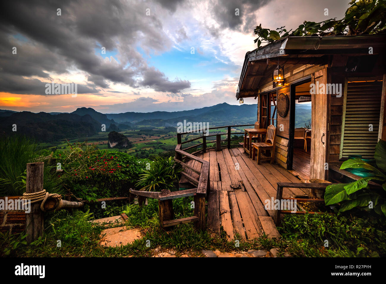 Cafe sul ciglio della scogliera. Uno splendido scenario. L'unità PHU Lanka Thailandia Foto Stock