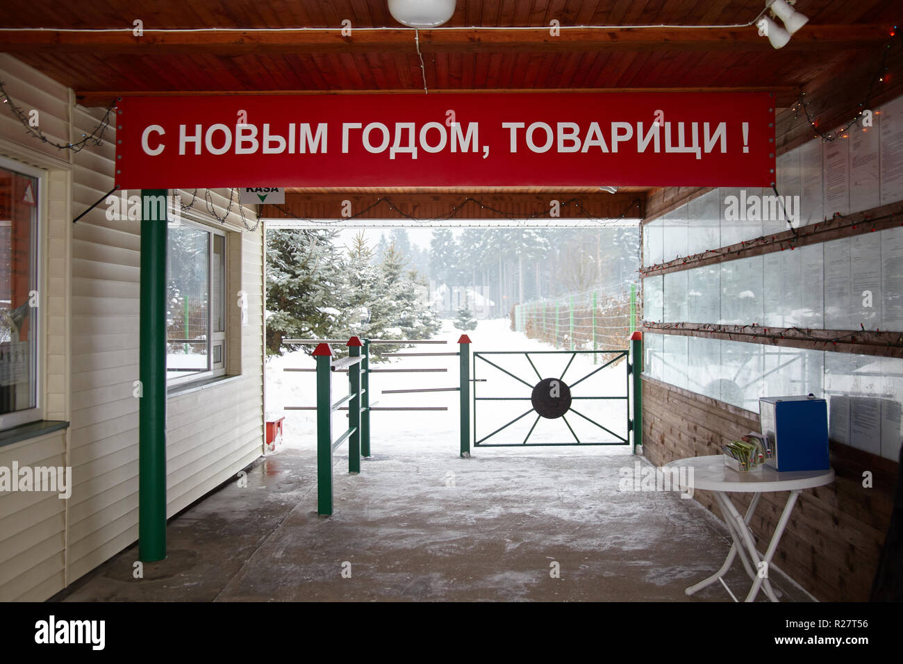 DRUSKININKAI, Lituania - Jan 07, 2011: Ingresso Grutas Park (Gruto eskimo), "Felice Anno Nuovo, compagni!" Foto Stock
