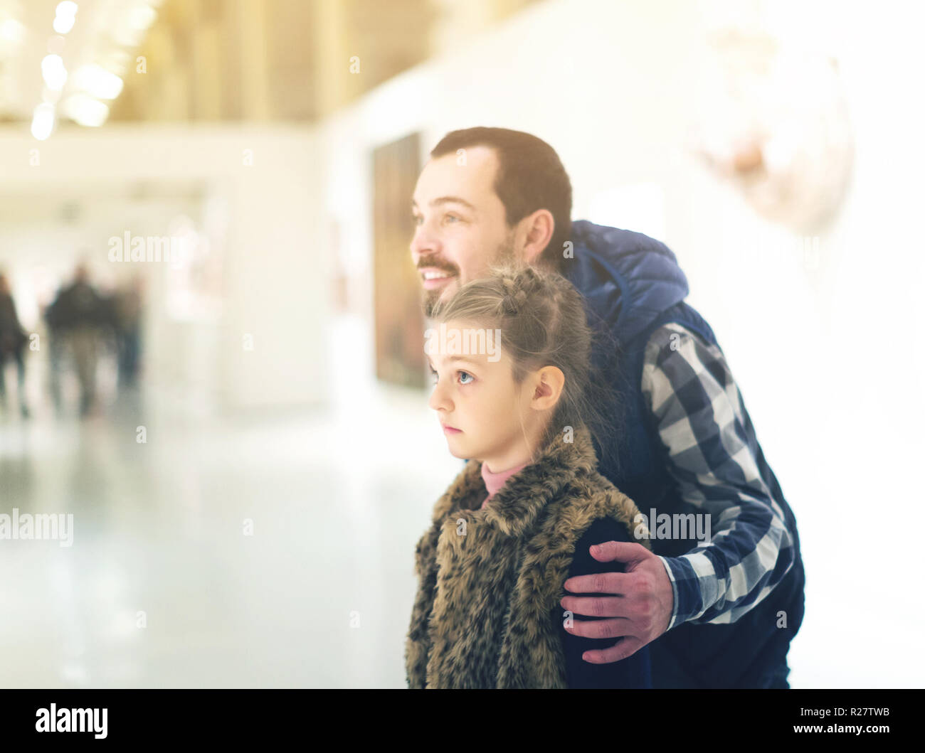 Giovane padre e figlia piccola guardando expositions in museo Foto Stock
