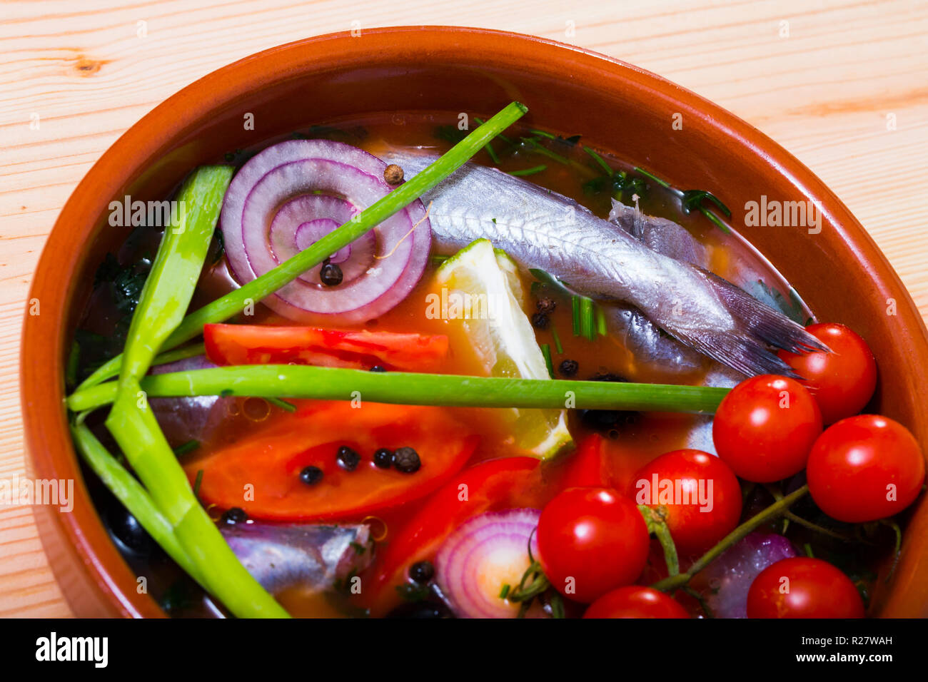 Zuppa del pescatore - Brodo di melù pesce con pomodoro, limone e peperoni  servita nel recipiente Foto stock - Alamy