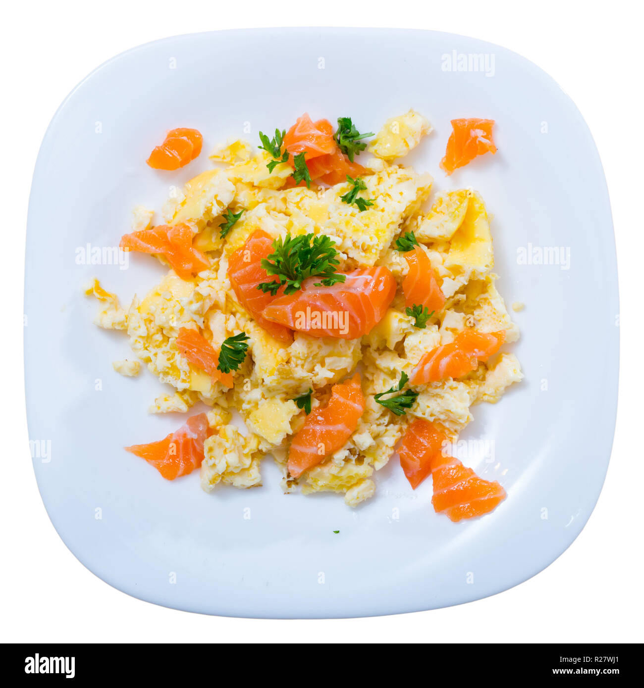 Vista dall'alto di norvegesi di salmone affumicato frittata con verdure servita su piastra bianca su sfondo di legno. Isolato su sfondo bianco Foto Stock