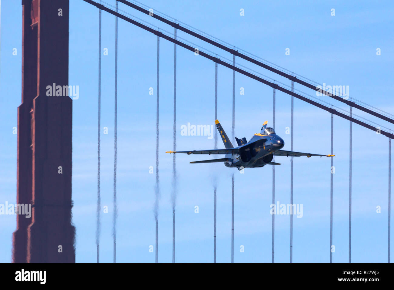 Blue Angels portano solo volato da Lcdr Tyler Davies passa sopra il Golden Gate Bridge mentre ci si avvicina alla casella airshow. Foto Stock