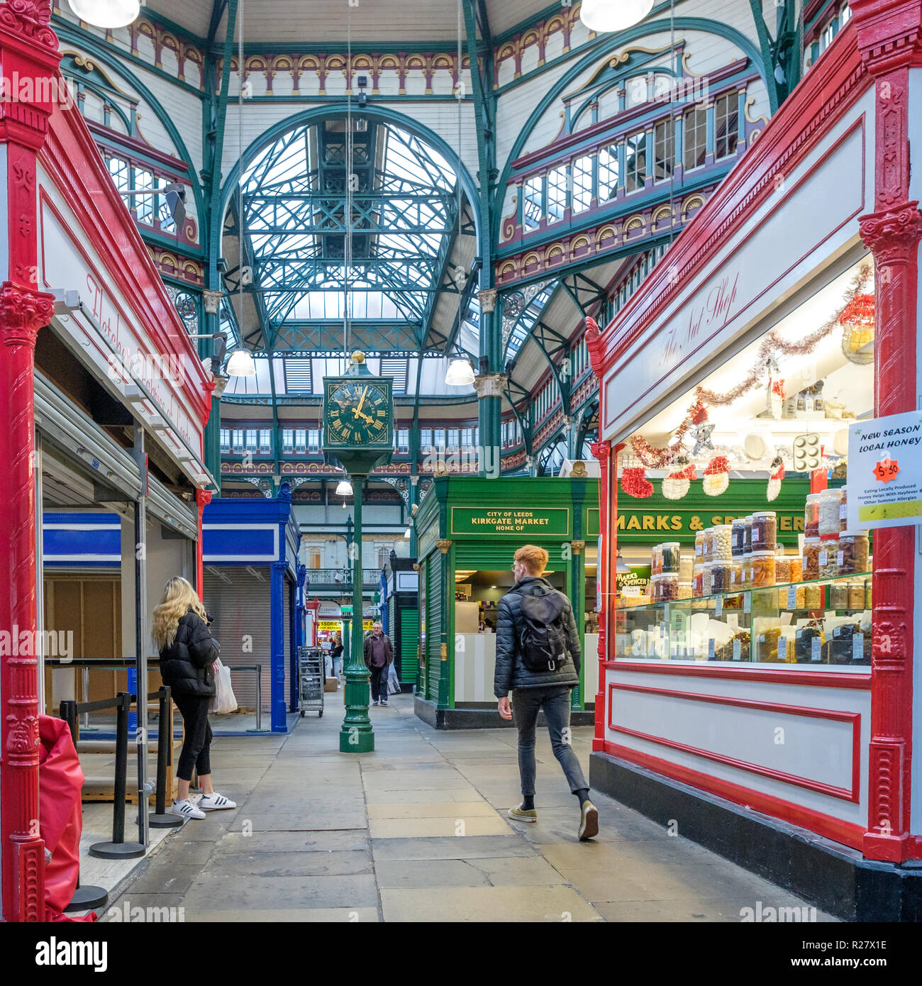 Leeds Kirkgate Mercato nel centro della città di Leeds. Questo mercato storico è il più grande mercato coperto in Europa. Foto Stock