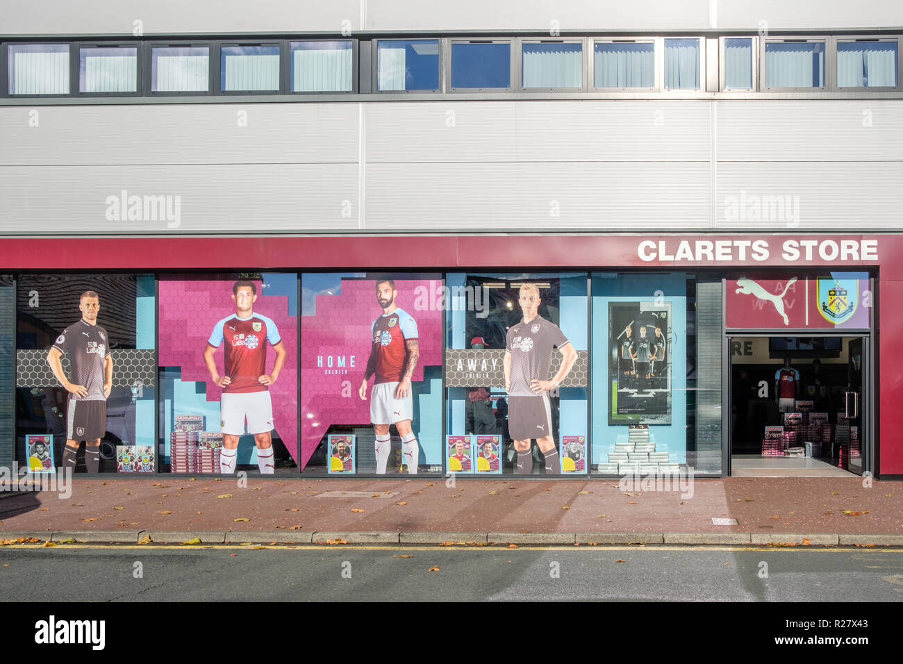 Negozio di clarets a Turf Moor il terreno domestico di Burnley FC, un club di calcio nella Premiere League inglese Foto Stock