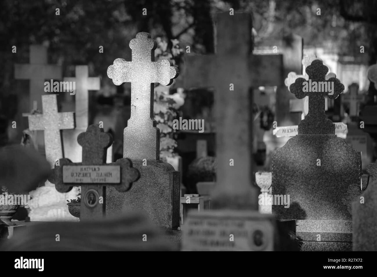 Del Marmo e della pietra attraversa in un cristiano ortodosso cimitero (bianco e nero) Foto Stock