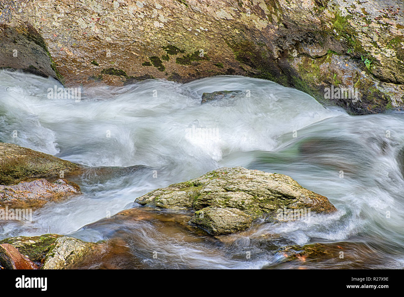 Inquadratura orizzontale di alcune bellissime moto vorticoso correndo acqua in Tennessee Ruscello di montagna. Foto Stock