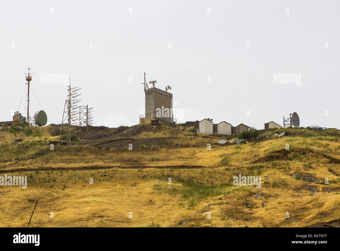 4 maggio 2018 un israeliano della stazione di monitoraggio delle alture del Golan Israele prese su un ottuso nuvoloso giorno. Antenne radio, antenne e parabole satellitari possono essere se Foto Stock