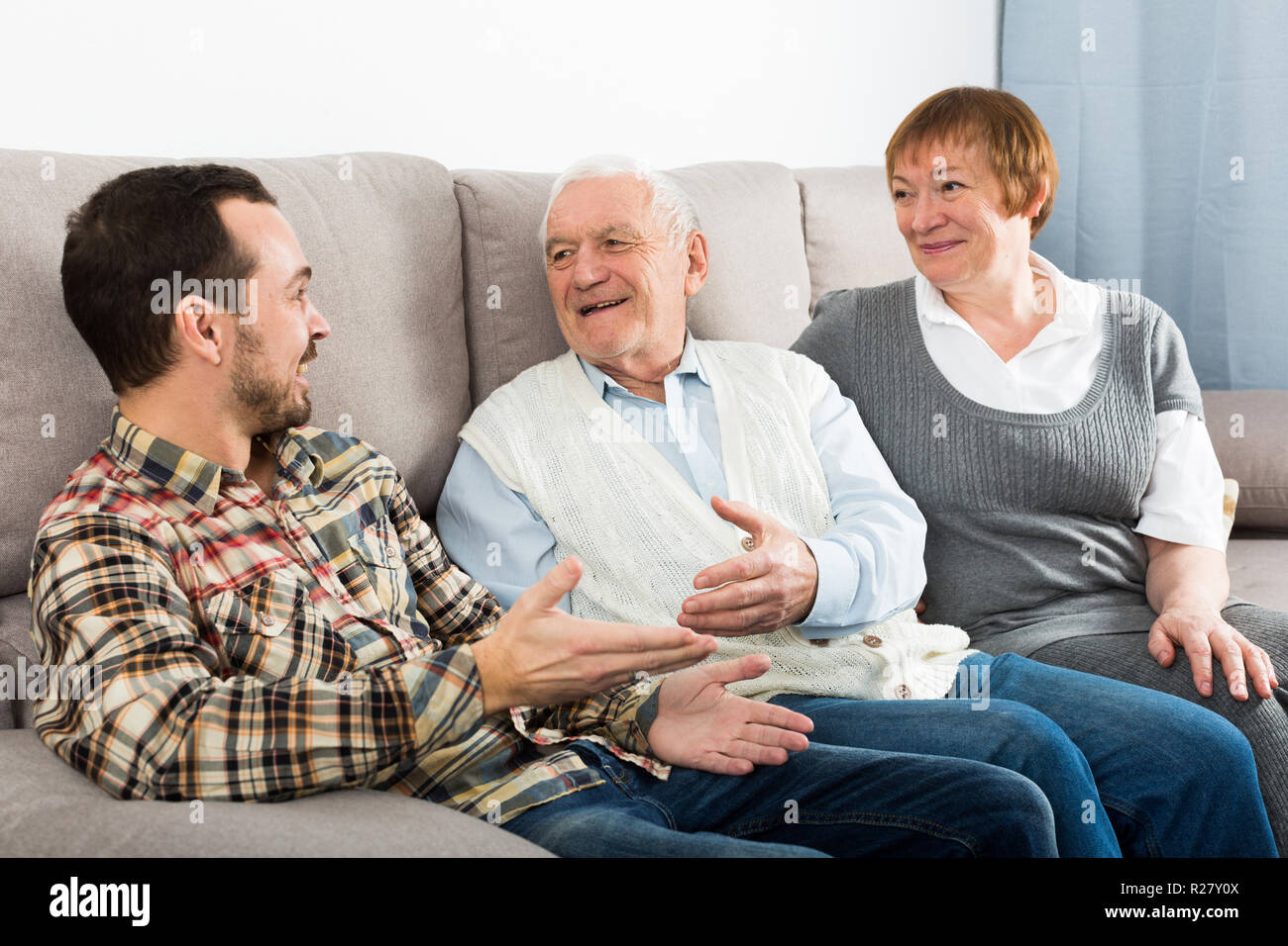 Coppia madre e padre e figlio felice di trascorrere del tempo insieme a casa Foto Stock