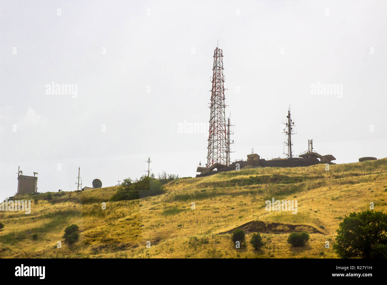 4 maggio 2018 un israeliano della stazione di monitoraggio delle alture del Golan Israele prese su un ottuso nuvoloso giorno. Antenne radio, antenne e parabole satellitari possono essere se Foto Stock