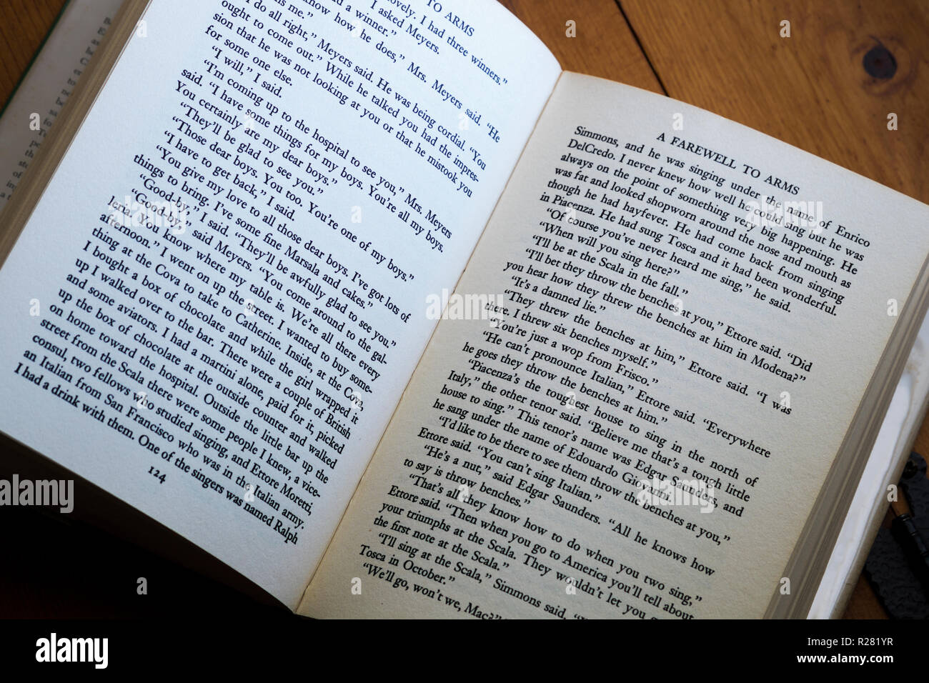 Estratto da "un addio alle armi' da Ernest Hemingway. Pubblicato da Scribners nel 1929. Foto Stock
