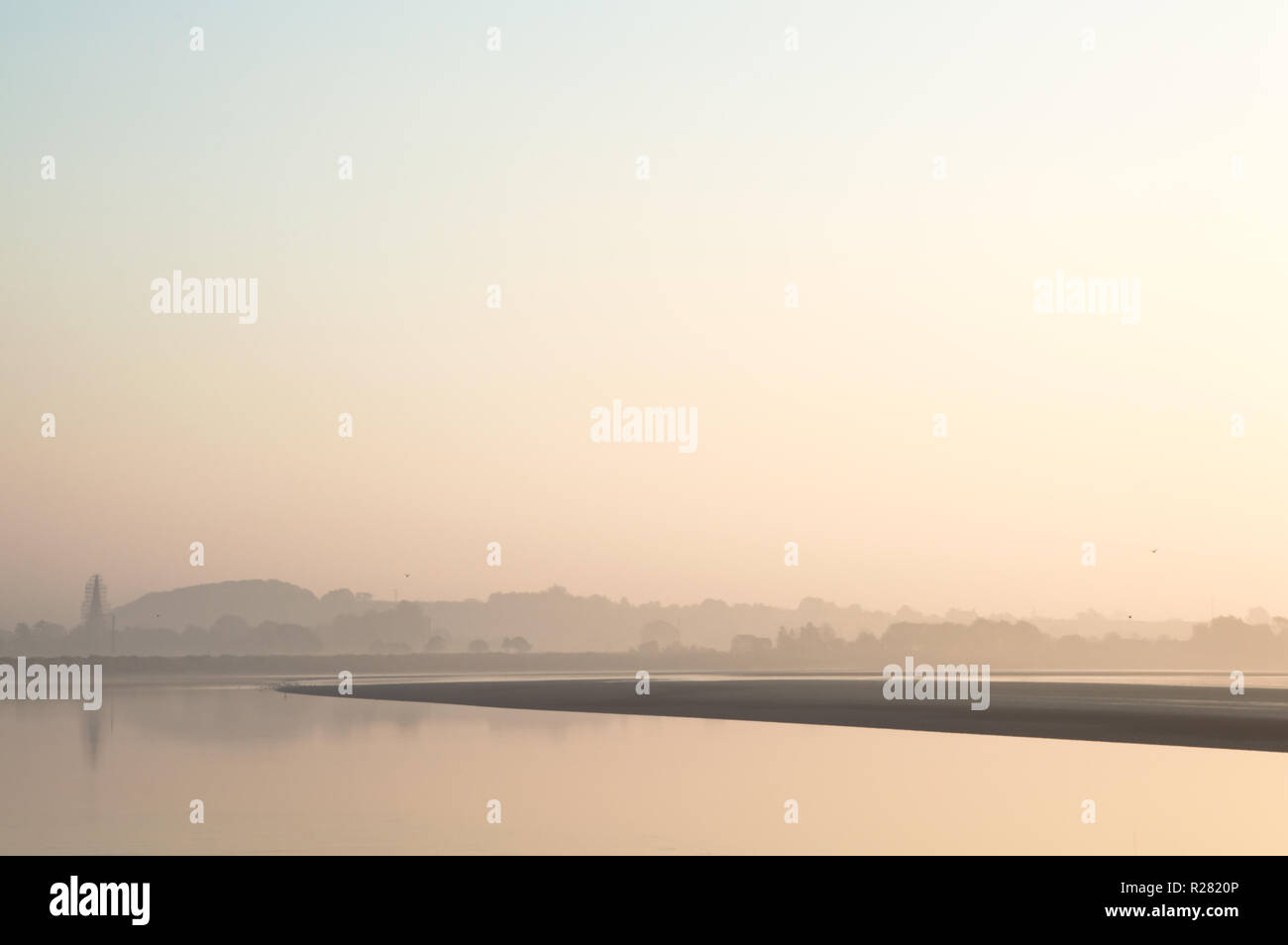 Una nebbiosa alba sul fiume Severn con un minimo di composizione del paesaggio Foto Stock