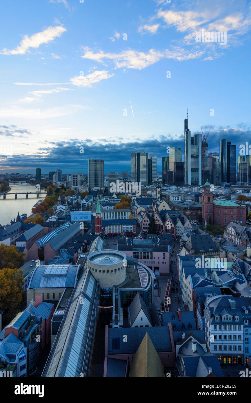 Frankfurt am Main: vista da Dom (cattedrale) al centro della città con il Römer (municipio), la chiesa di San Paolo, grattacieli e alto-aumento edifici per uffici in f Foto Stock