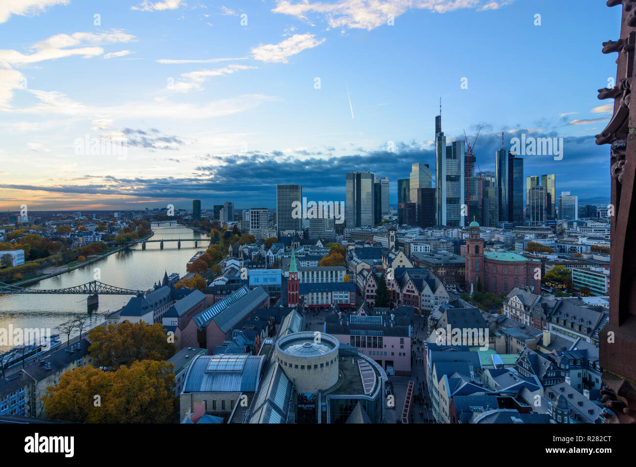 Frankfurt am Main: vista da Dom (cattedrale) al centro della città con il Römer (municipio), la chiesa di San Paolo, grattacieli e alto-aumento edifici per uffici in f Foto Stock