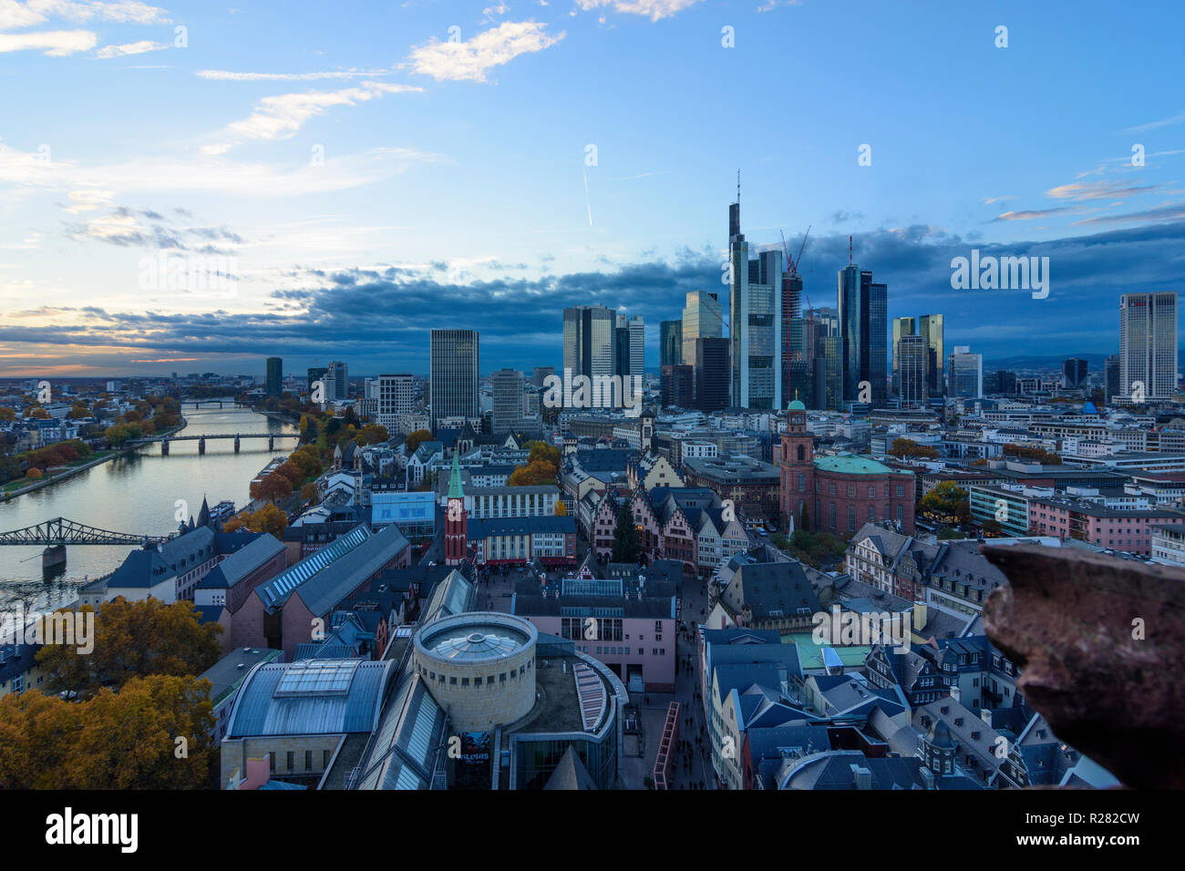 Frankfurt am Main: vista da Dom (cattedrale) al centro della città con il Römer (municipio), la chiesa di San Paolo, grattacieli e alto-aumento edifici per uffici in f Foto Stock