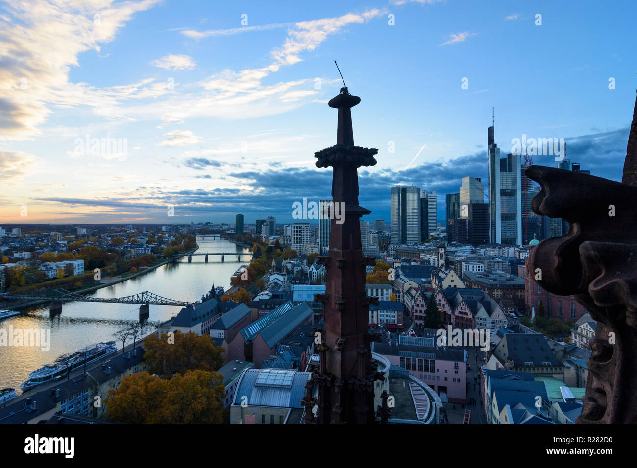 Frankfurt am Main: vista da Dom (cattedrale) al centro della città con il Römer (municipio), la chiesa di San Paolo, grattacieli e alto-aumento edifici per uffici in f Foto Stock