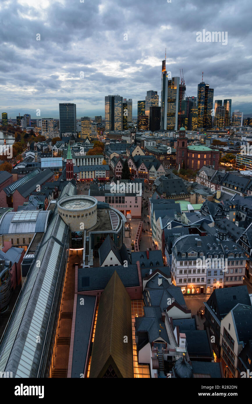 Frankfurt am Main: vista da Dom (cattedrale) al centro della città con il Römer (municipio), la chiesa di San Paolo, grattacieli e alto-aumento edifici per uffici in f Foto Stock