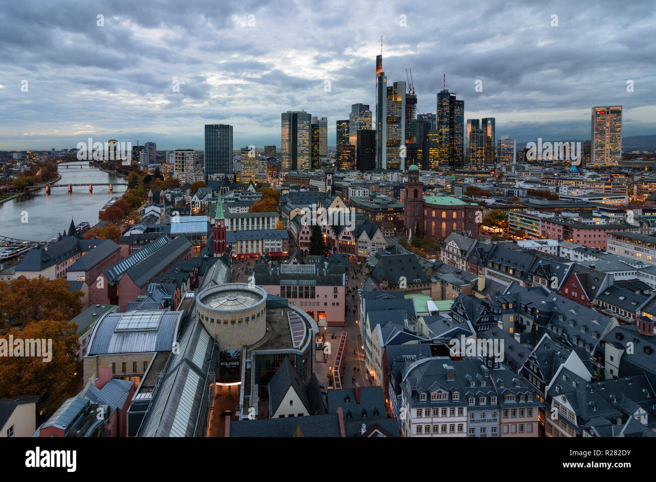 Frankfurt am Main: vista da Dom (cattedrale) al centro della città con il Römer (municipio), la chiesa di San Paolo, grattacieli e alto-aumento edifici per uffici in f Foto Stock