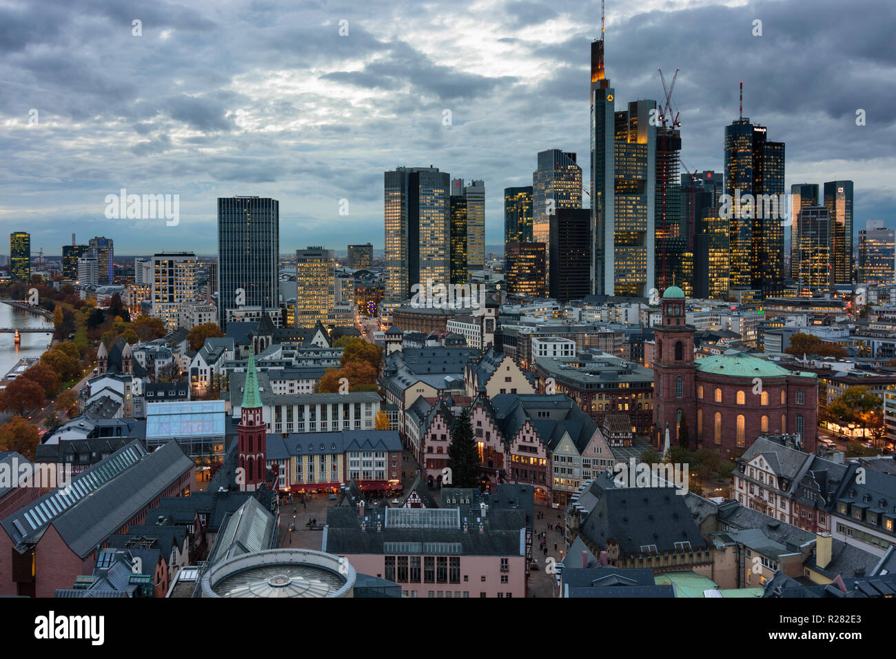 Frankfurt am Main: vista da Dom (cattedrale) al centro della città con il Römer (municipio), la chiesa di San Paolo, grattacieli e alto-aumento edifici per uffici in f Foto Stock