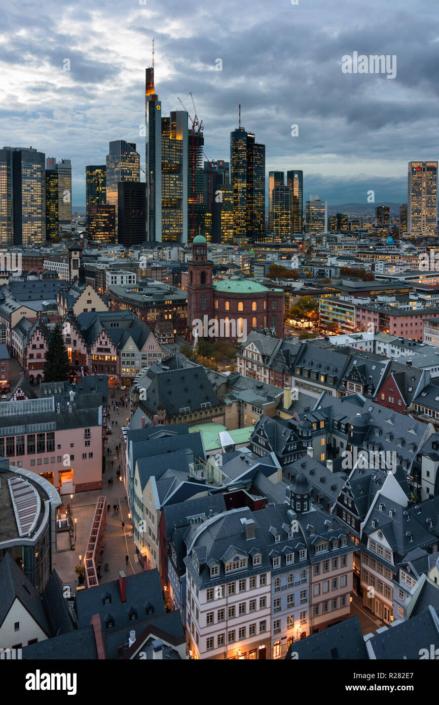 Frankfurt am Main: vista da Dom (cattedrale) al centro della città con il Römer (municipio), la chiesa di San Paolo, grattacieli e alto-aumento edifici per uffici in f Foto Stock