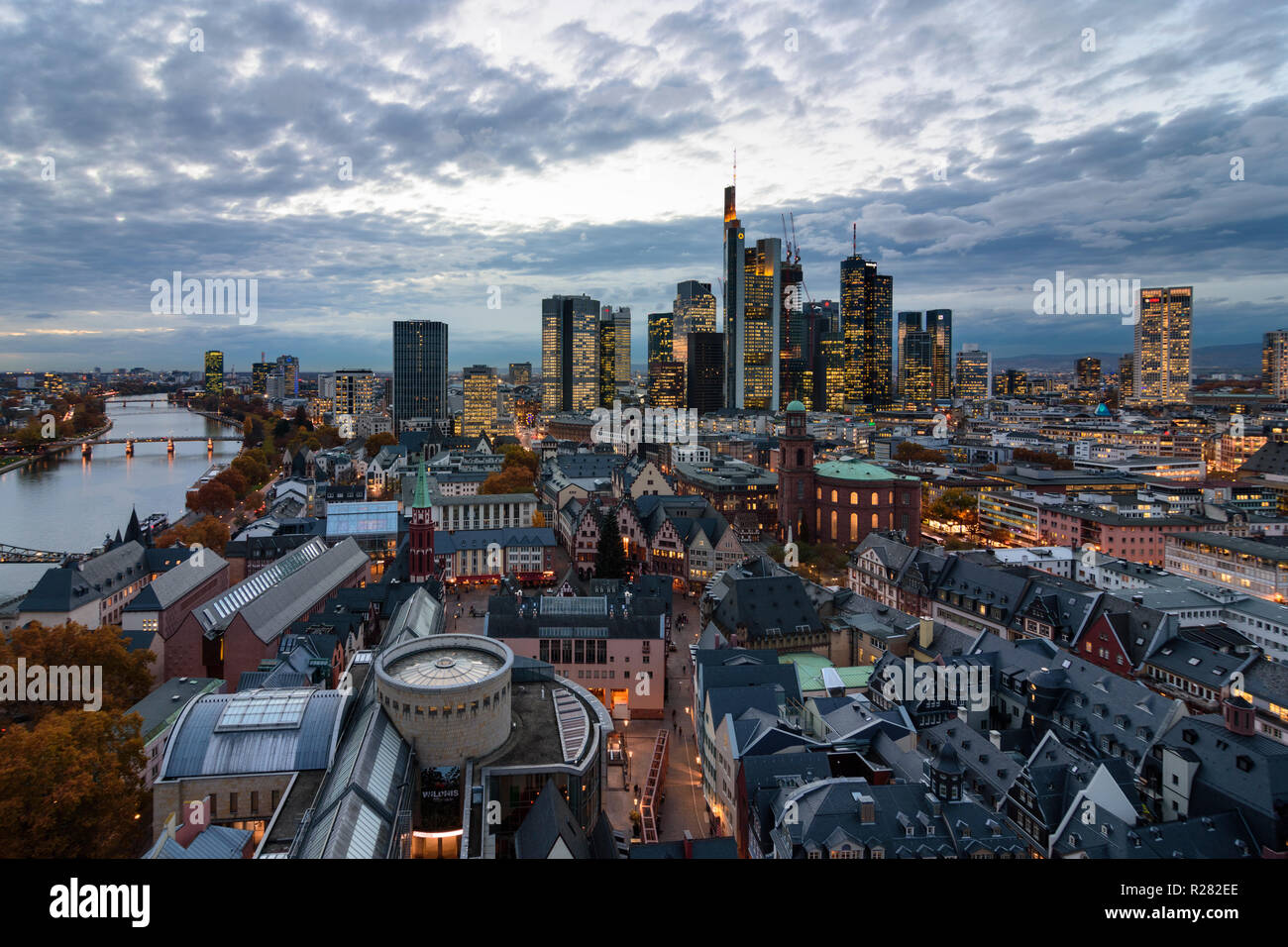 Frankfurt am Main: vista da Dom (cattedrale) al centro della città con il Römer (municipio), la chiesa di San Paolo, grattacieli e alto-aumento edifici per uffici in f Foto Stock