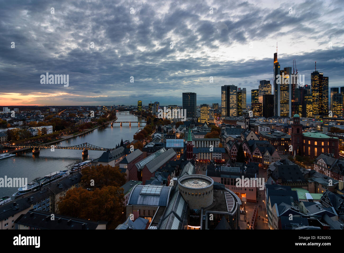 Frankfurt am Main: vista da Dom (cattedrale) al centro della città con il Römer (municipio), la chiesa di San Paolo, grattacieli e alto-aumento edifici per uffici in f Foto Stock