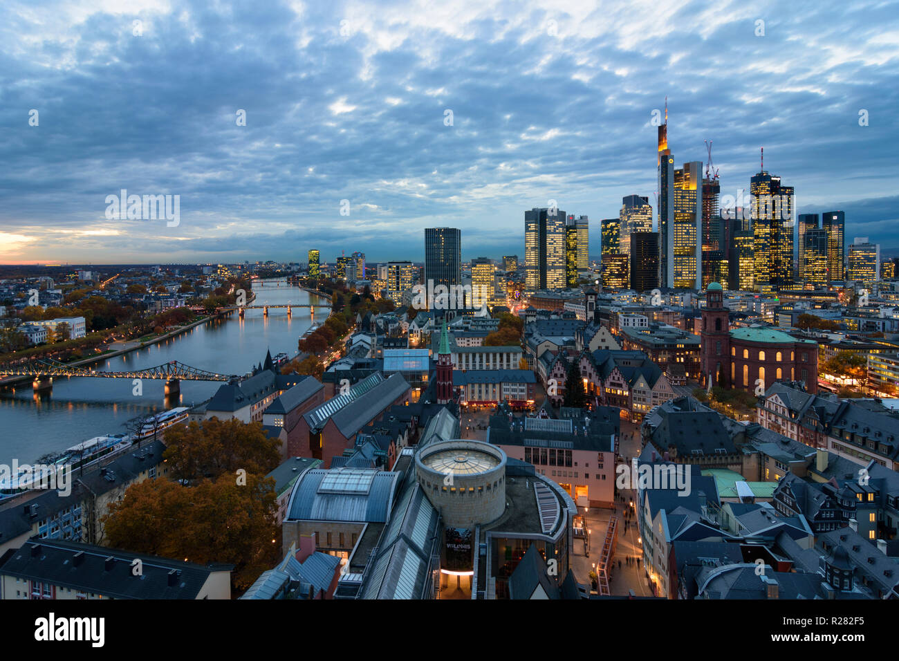 Frankfurt am Main: vista da Dom (cattedrale) al centro della città con il Römer (municipio), la chiesa di San Paolo, grattacieli e alto-aumento edifici per uffici in f Foto Stock