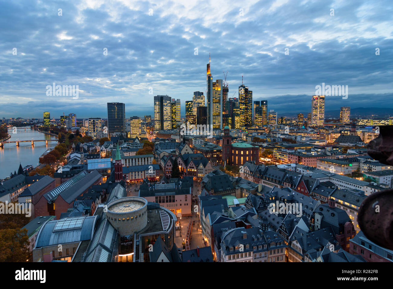 Frankfurt am Main: vista da Dom (cattedrale) al centro della città con il Römer (municipio), la chiesa di San Paolo, grattacieli e alto-aumento edifici per uffici in f Foto Stock