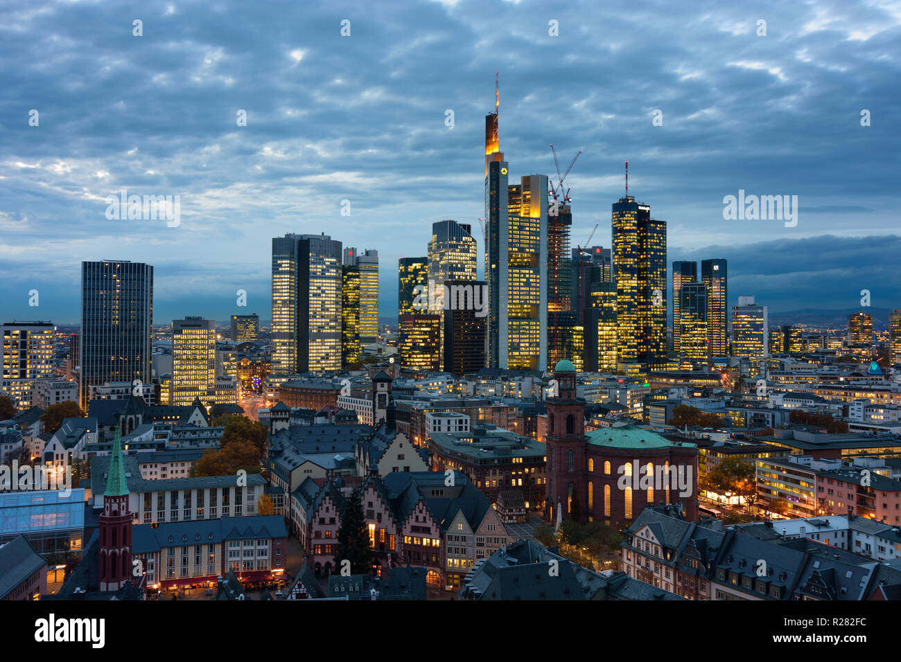 Frankfurt am Main: vista da Dom (cattedrale) al centro della città con il Römer (municipio), la chiesa di San Paolo, grattacieli e alto-aumento edifici per uffici in f Foto Stock