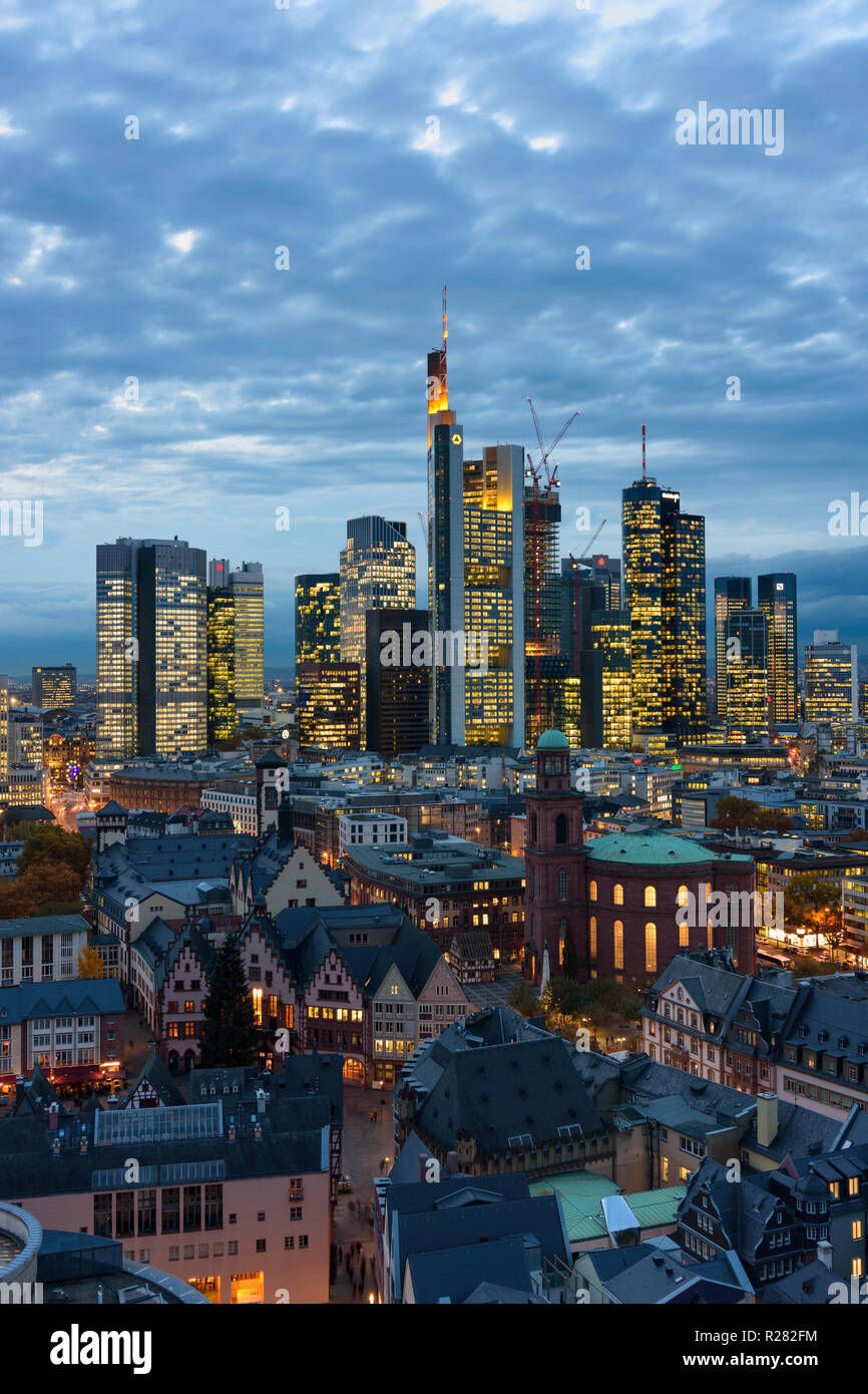 Frankfurt am Main: vista da Dom (cattedrale) al centro della città con il Römer (municipio), la chiesa di San Paolo, grattacieli e alto-aumento edifici per uffici in f Foto Stock