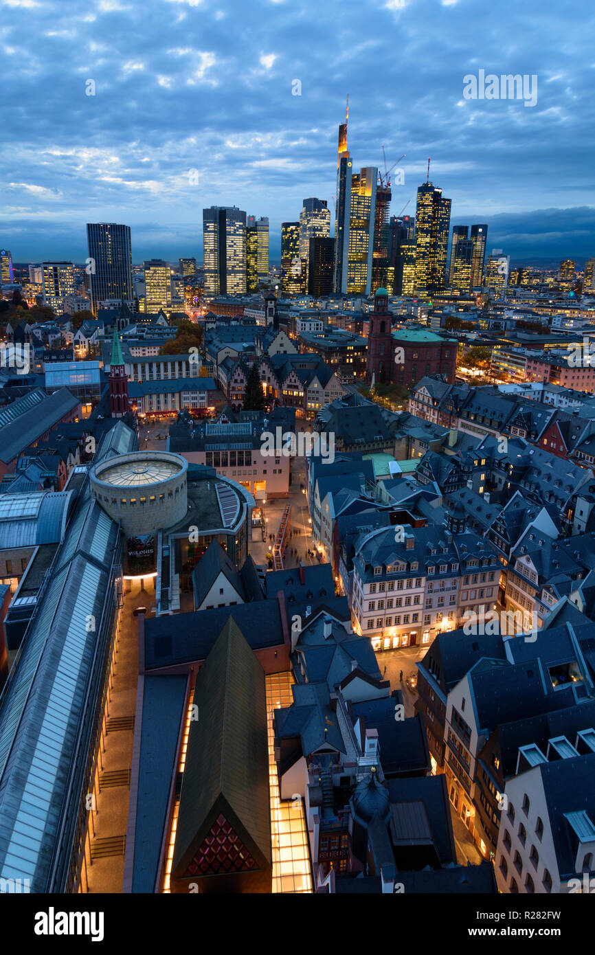 Frankfurt am Main: vista da Dom (cattedrale) al centro della città con il Römer (municipio), la chiesa di San Paolo, grattacieli e alto-aumento edifici per uffici in f Foto Stock